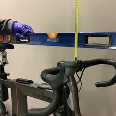 Proceso de medición y/o adaptación de medidas en el potro o fit bike. Medición de la diferencia de altura del sillín sobre el manillar.