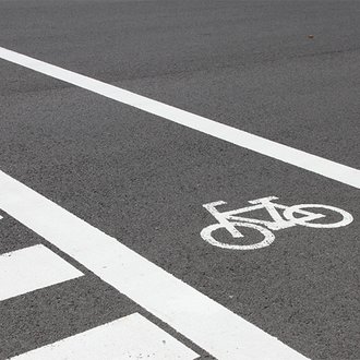 Carril bici o arcén por el que transitan todo tipo de ciclistas, independientemente de su nivel, edad o bicicleta.